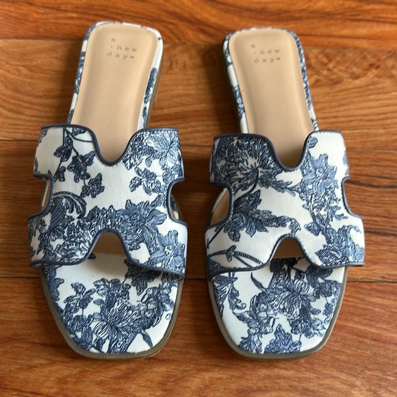 LIKE NEW a new day Nina Sandals Blue and White Floral Print - Picture 3 of 7